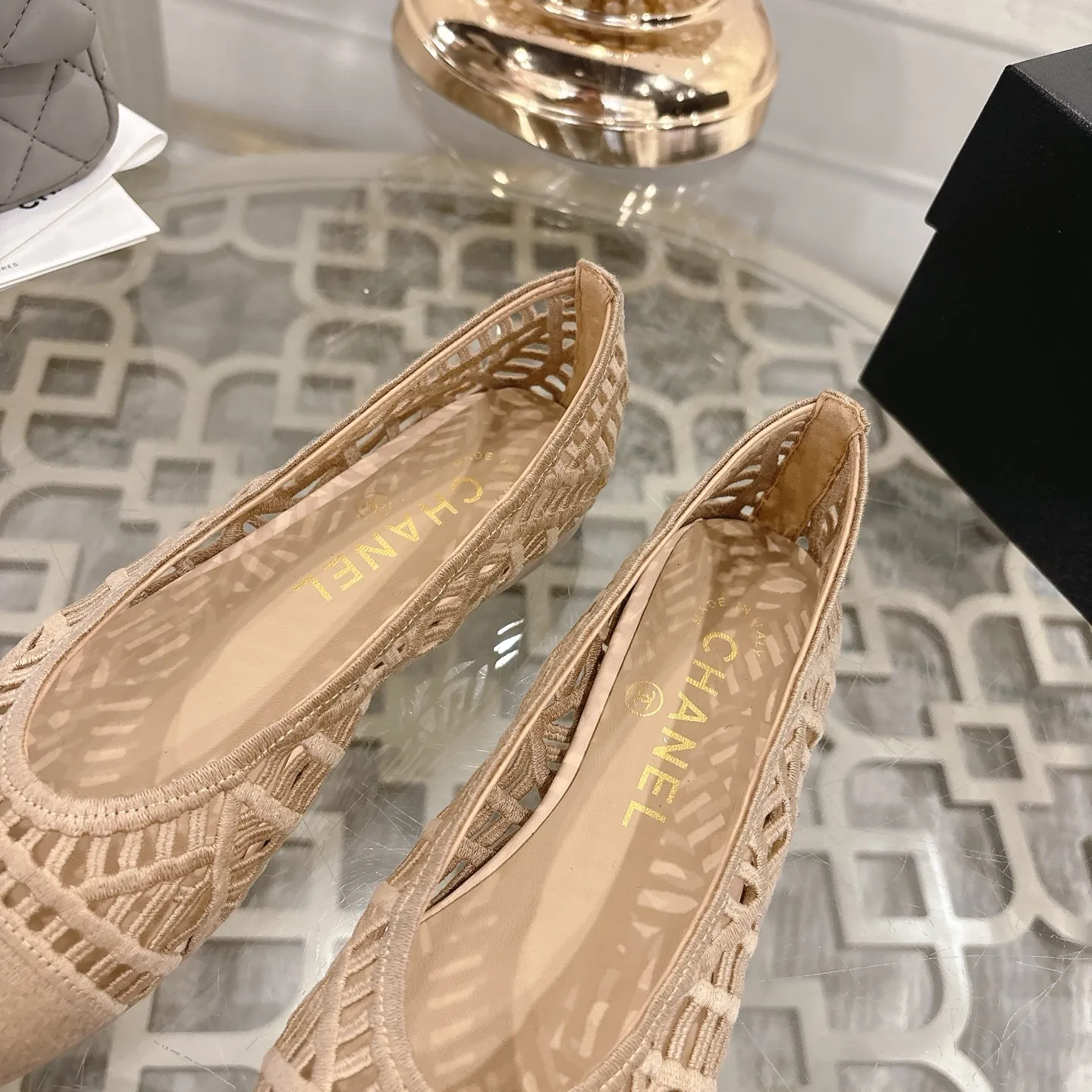 👟👟Ex-factory price 520👟👟 Chanel 25SS finally comes out with woven ballet shoes‼ ️ Shoes worthy of their own article, I have to say that they are finally waiting for you! So elegant and chill. Wear it in the summer to enjoy the breeze and walk on the street. Round square toe design. Cute and cute~ The appearance is super online. When you wear it, you will feel like a wealthy daughter. I thought it was good-looking. Only when I put it on my feet do I know how easy it is to wear~ Upper: Exclusive custom-made mesh (comfortable and breathable) Foot pad: Sheepskin Outsole: Genuine leather sole imported from Italy Size: 35-39 (customized at 40.41.42)